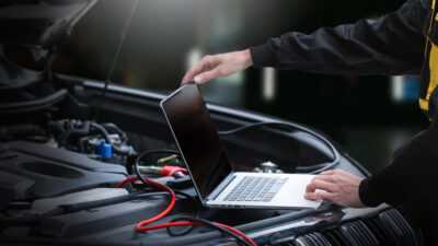 reprogrammation-moteur-ordinateur-technicien