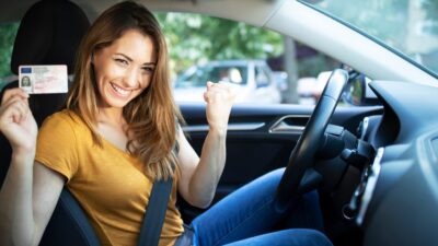 femme obtient permis de conduire